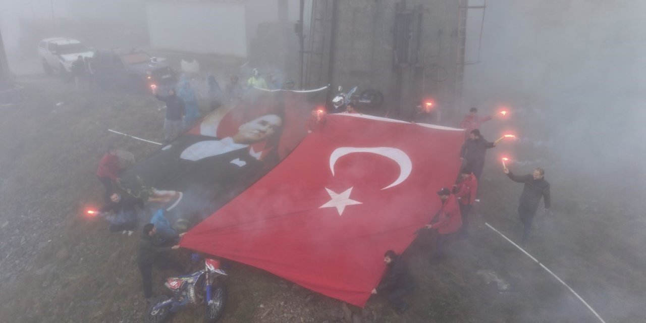Ay yıldızlı bayrak karadan ve sudan zirveye ulaştı