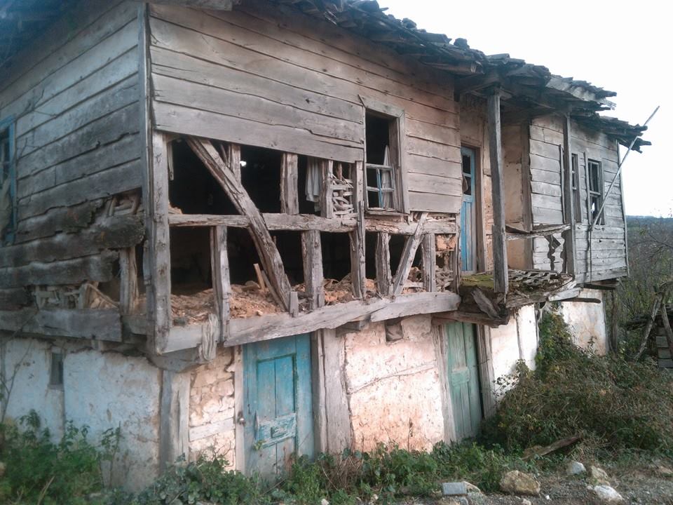 Ahatlı Köyü’nün eski evleri yok oluyor