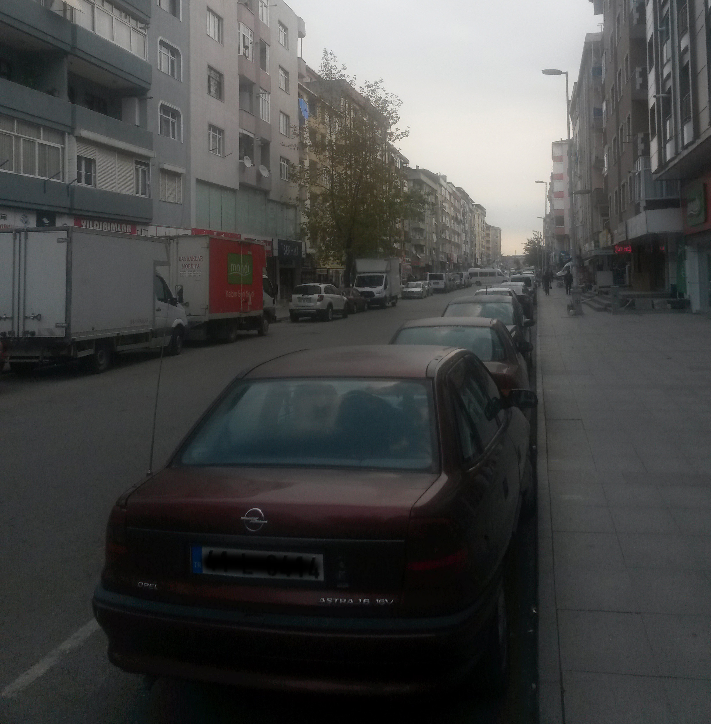  Yol kenarları otopark gibi