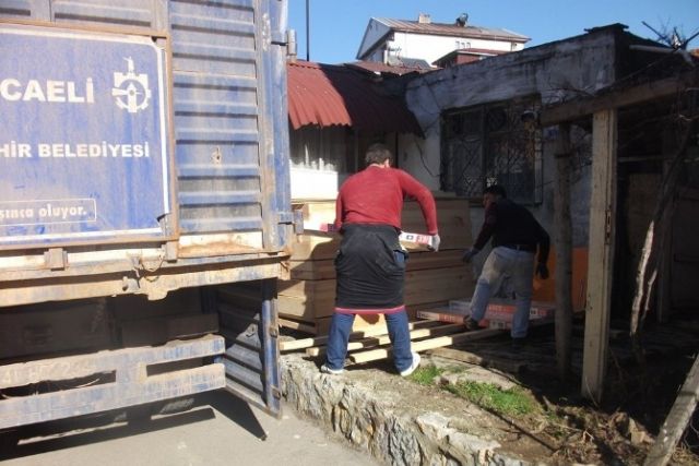 Gebzeli aileye inşaat malzemesi yardımı