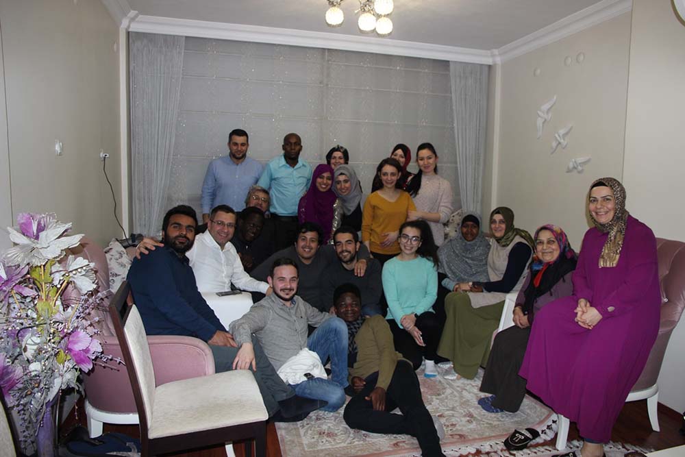 Uluslararası öğrenciler kardeşlik sofrasında