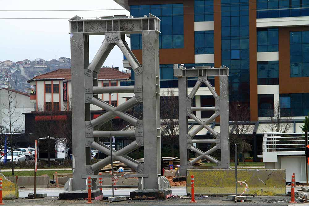 D-100 Karayoluna yaya köprüsü