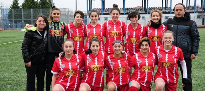 BAYANLARDAN FUTBOL DERSİ