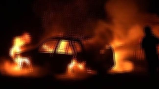 Arabanın içinde yanarak can verdi