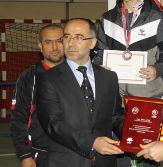 SEVİNDİK GURURLA SUNAR