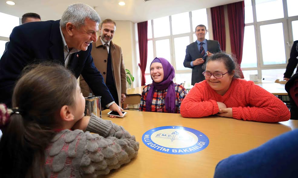Otistik çocuklarla yakından ilgilendi