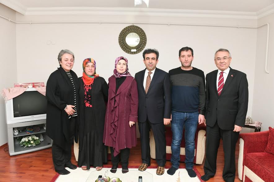 Vali ve eşinden şehit ailesine ziyaret