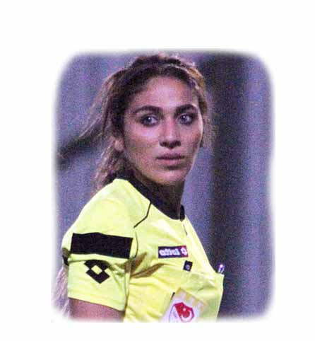 BAYAN HAKEM MAÇ TOPUNU KAPTI