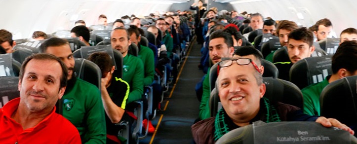 AYNI UÇAKTA GİTTİLER