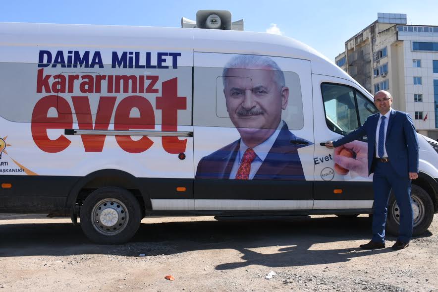 AK Parti araçları sahada