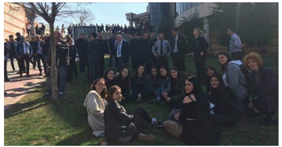 KOÜ'de 8 Mart etkinliği yapan kadınlara saldırısı