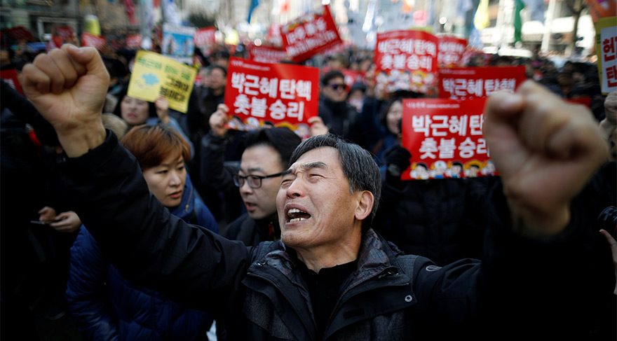 Güney Kore Cumhurbaşkanı azledildi