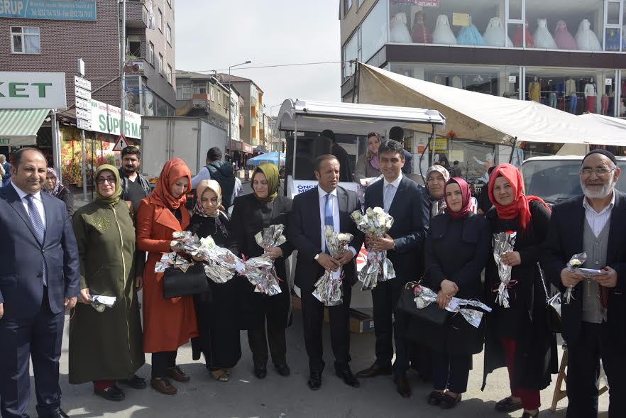  Toltar, kadınlara çiçek takdim etti