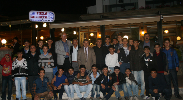 ŞAYİR DİLOVASI GENÇLERİNE KUCAK AÇTI