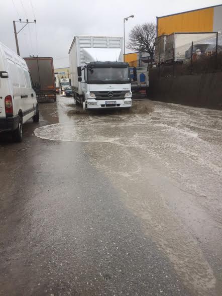 Bu cadde sular altında!