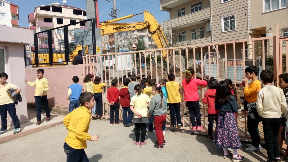 Okul önünü kazdılar!