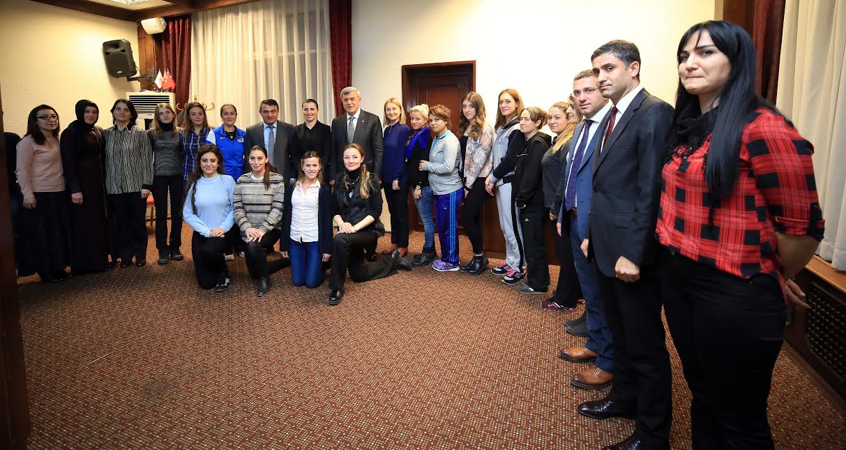 Karaosmanoğlu, Spor eğitmenleriyle buluştu