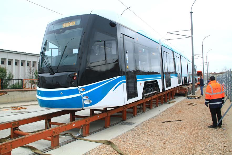 Tramvaylar raylara indiriliyor