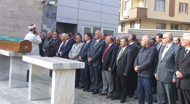 Cahit Peneklioğlu’nun annesi son yolcuğuna uğurlandı