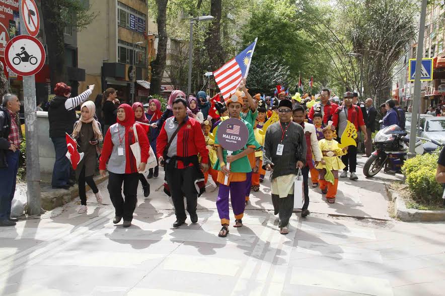 Barış ve kardeşliğin festivali kortejle başladı