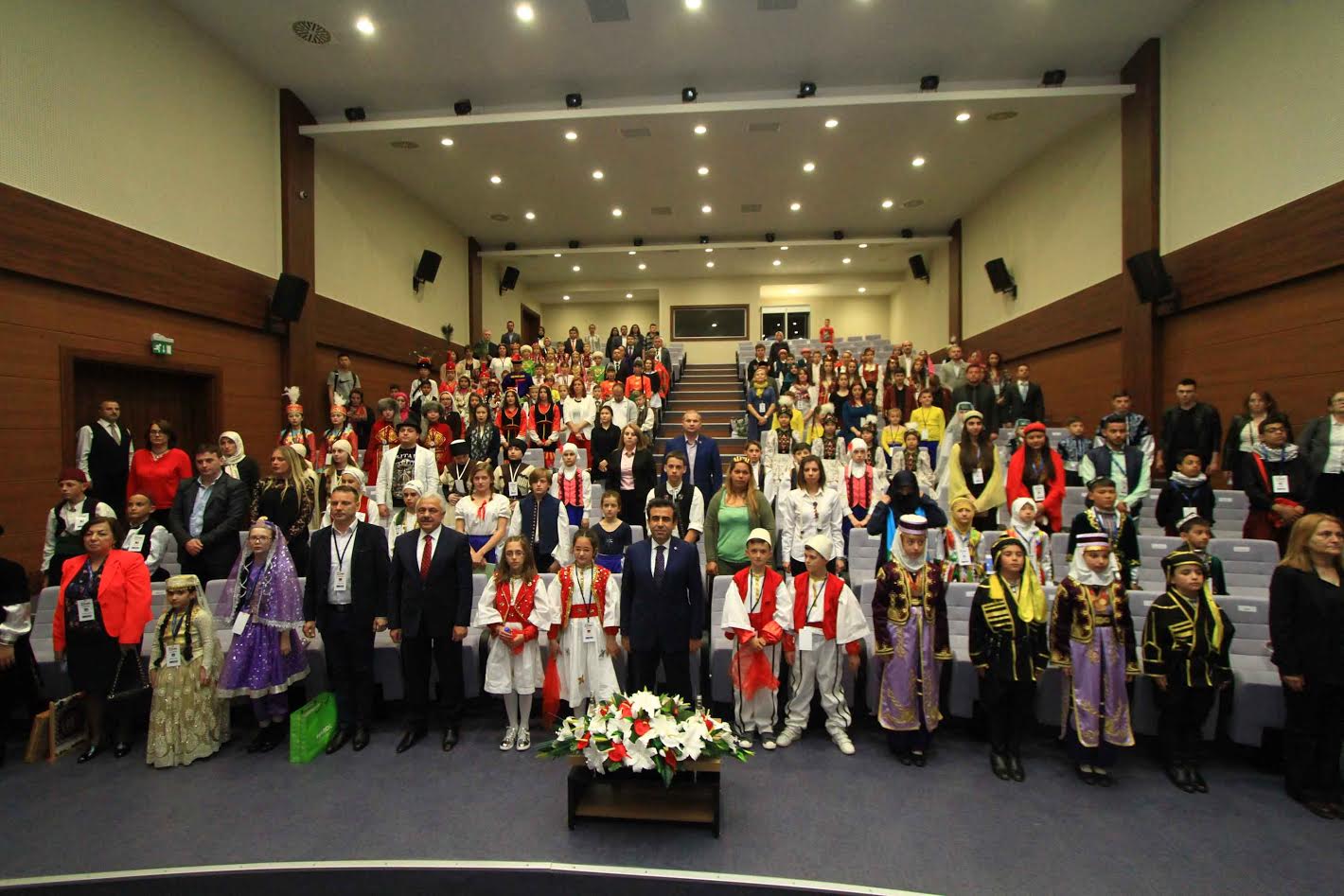 41 ülkeden çocuklar Vali Güzeloğlu’nu ziyaret etti