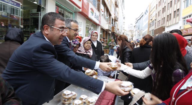 Eskiçarşı’da protokolden aşure ikramı