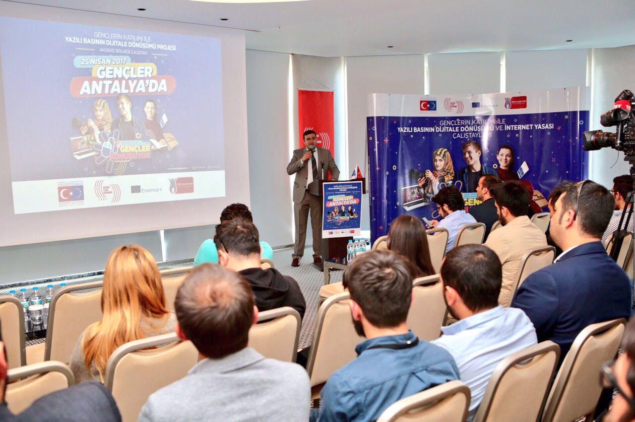 Gençler, yazılı basının geleceğini Antalya’da konuştu
