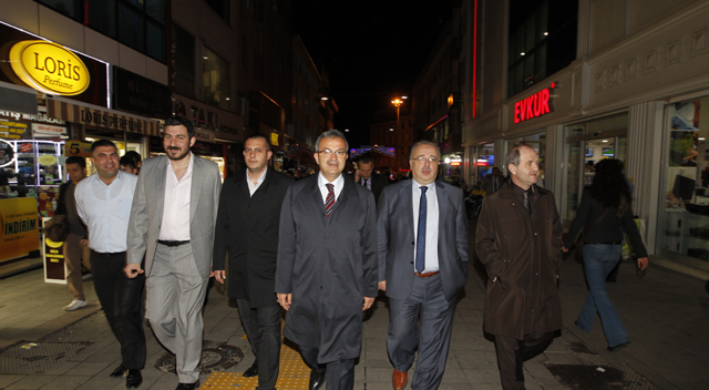 Köşker Eskiçarşı esnafını gezdi