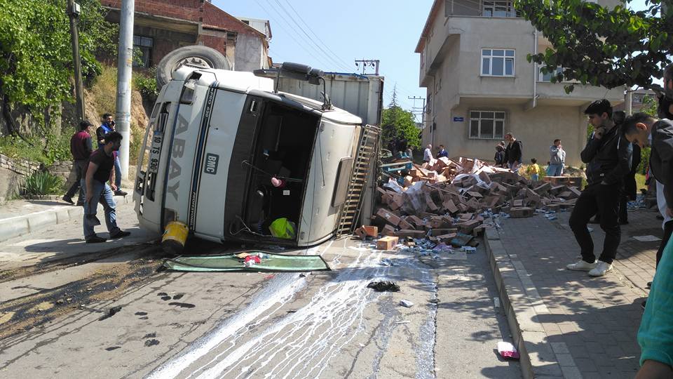 Süt kamyonu yola devrildi
