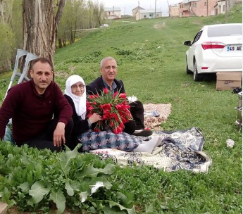 Hasan Aydın annesi ve kardeşi ile birlikte