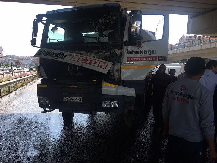 Beton mikseri otobüse çarptı!