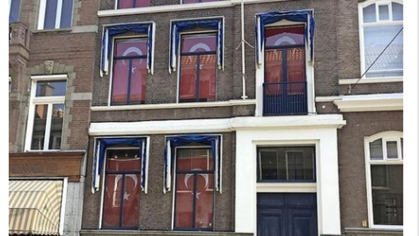 Hollanda'da ilginç olay! Kralın sarayına karşı Türk bayrakları