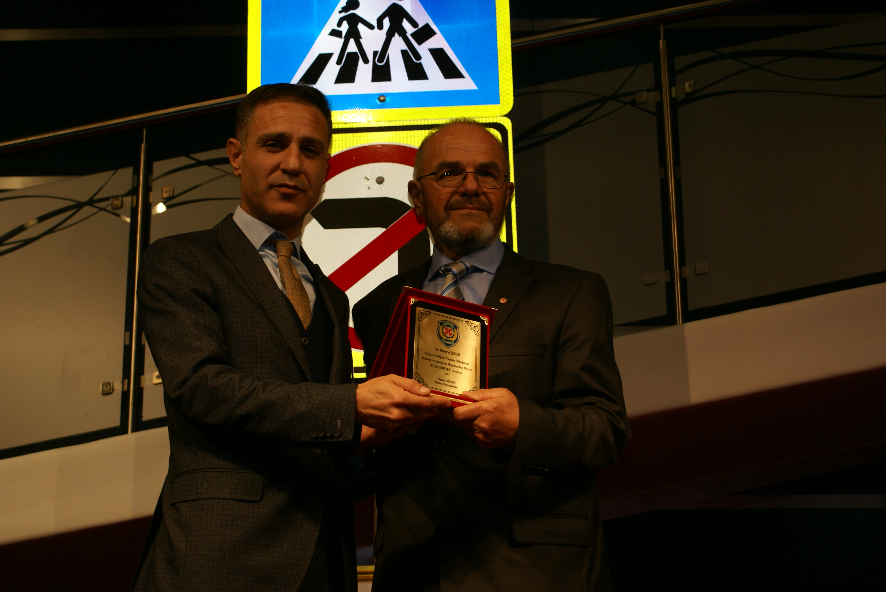 Yılın şoförüne plaket verildi