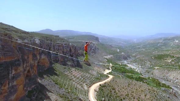 1 saat 14 dakikada yürüdü, dünya rekorunu kırdı