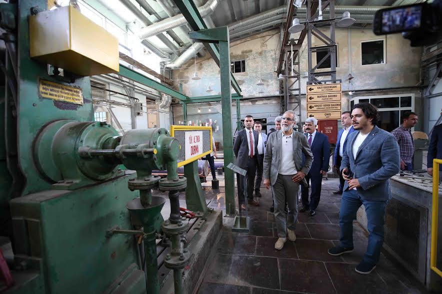 Dev makine tünele konuldu