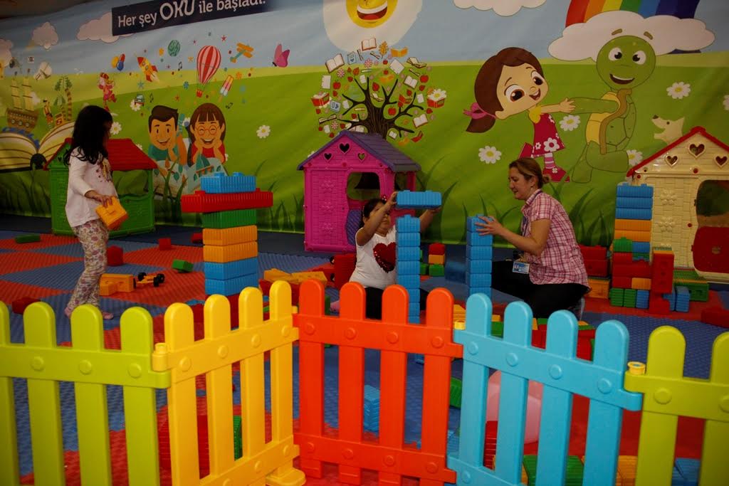 Anne babalar kitaba, çocukları oyun odasına