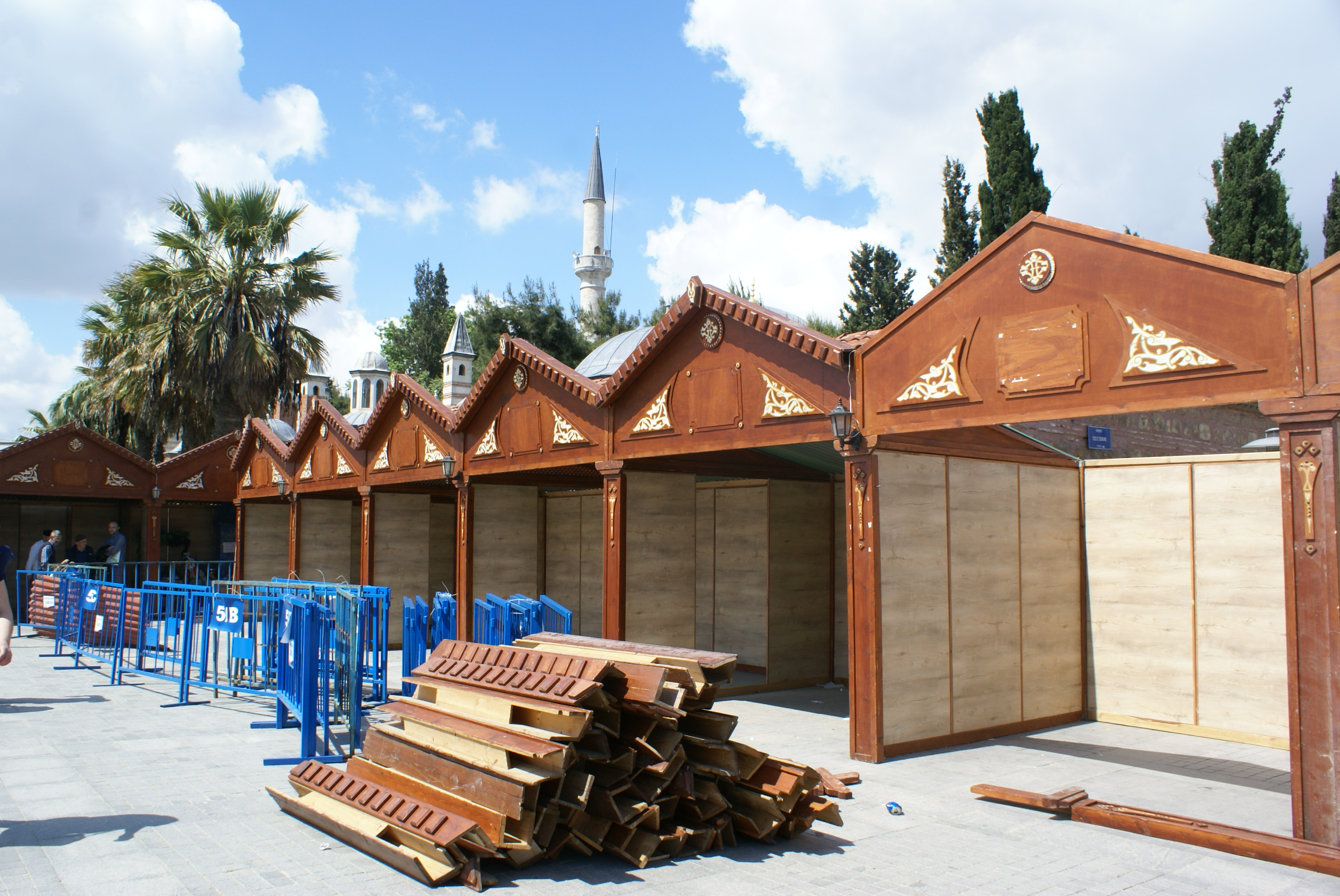 SERGİ İÇİN:  Kent Meydanı komple kapatıldı!