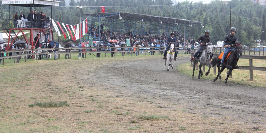 Geleneksel Rahvan At Yarışları koşuldu