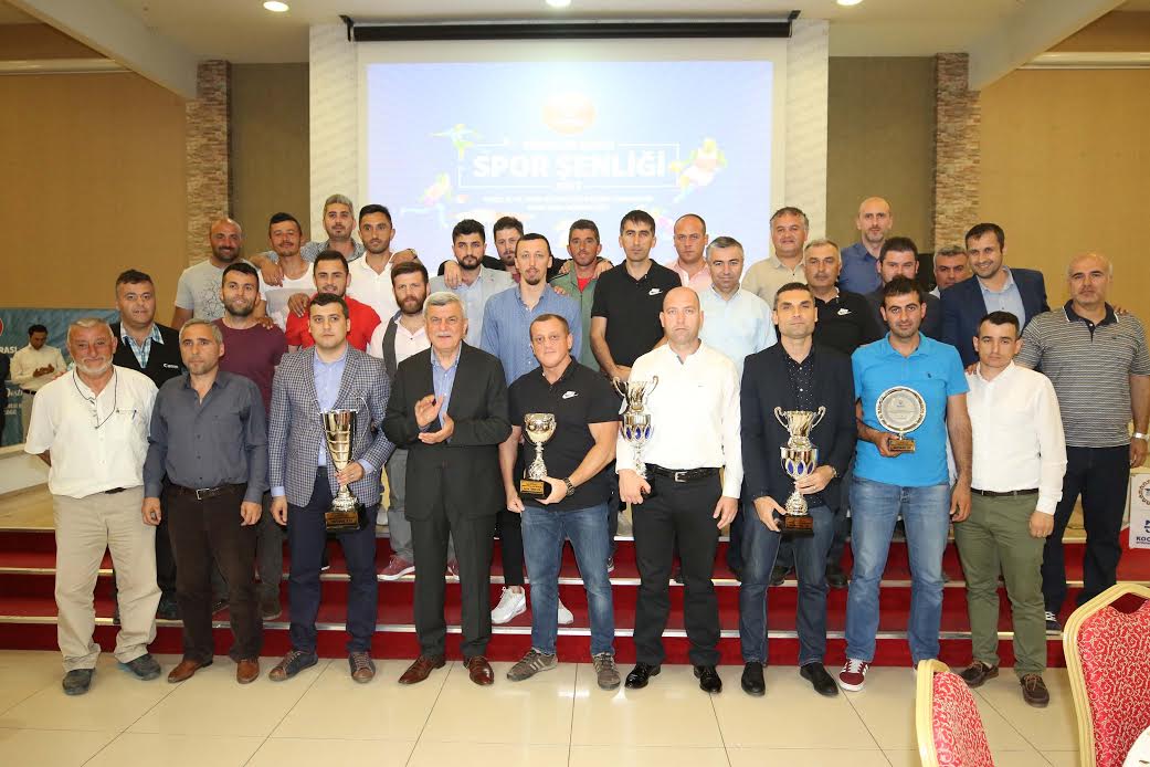 Birimlerarası Spor Şenliği’nde dereceye giren takımlar ödüllerini Başkan Karaosmanoğlu’nun elinden aldı    Büyükşehir Ailesinin gurur gecesi