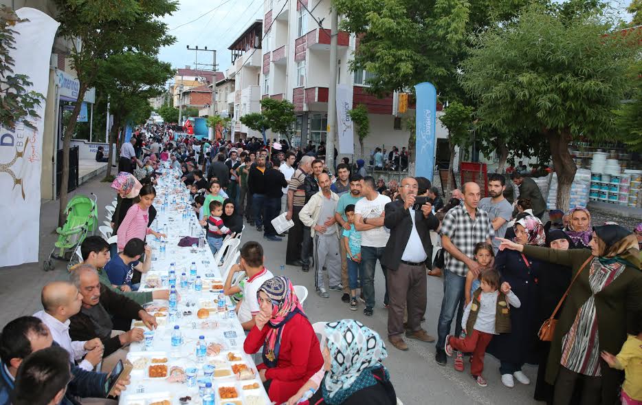 Darıca'da mahalle iftarlarına ilgi yoğun