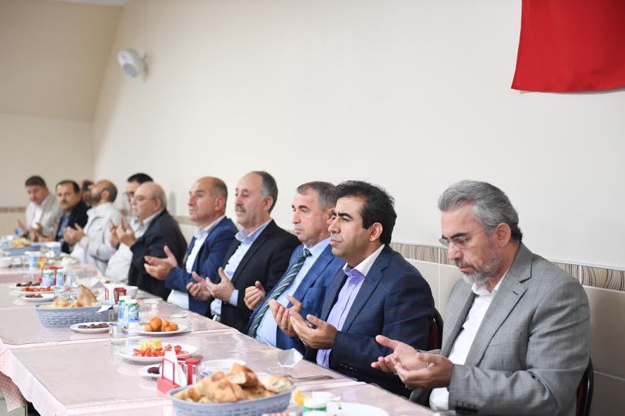 Güzeloğlu iftarını mahalle sakinleriyle açtı
