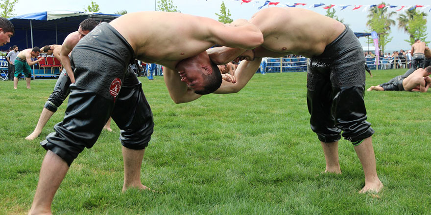 PEYLİVANLKAR SAHAYA İNİYOR