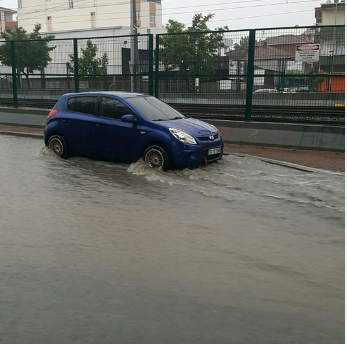  YOL VE CADDELER SULAR ALTINDA KALDI:  Yağmur Gebze’yi felç etti