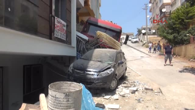 APARTMANIN GİRİŞ KATINA ÇARPARAK DURABİLDİ:  Güzeller Mahallesi’nde kaza: 4 yaralı                 