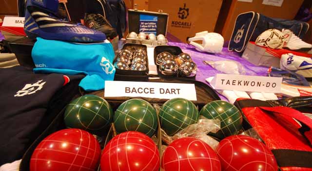 Amatör’e çifte törenle malzeme yardımı