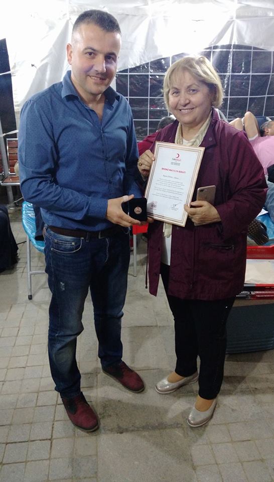 GEBZE ŞUBESİ:    Kızılay teşekkür belgesi veriyor