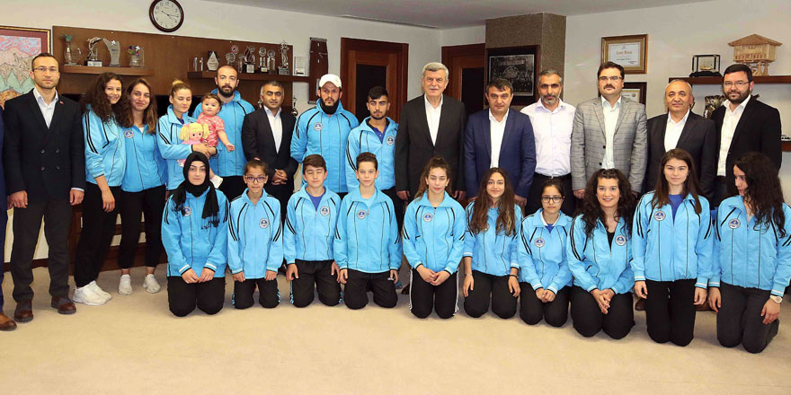 Karaosmanoğlu: "Türkiye’nin gururusunuz"