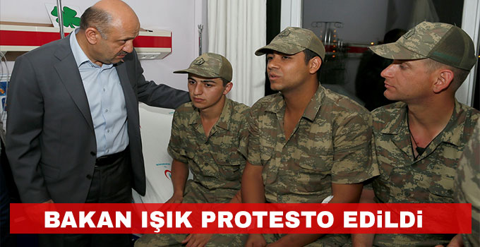 Bakan Işık protesto edildi