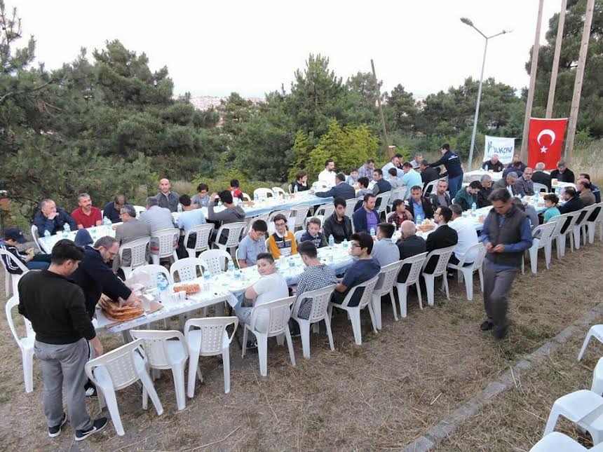 İLKÇEV, BABALAR VE OĞULLARLA BİRLİKTE İFTAR VE SAHUR YAPTI.