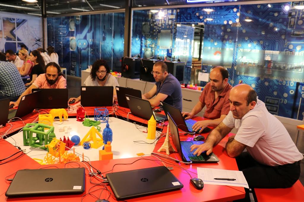  ‘’Kocaeli Kodluyor’’ yarışması öncesinde bilişim öğretmenleri eğitime alındı